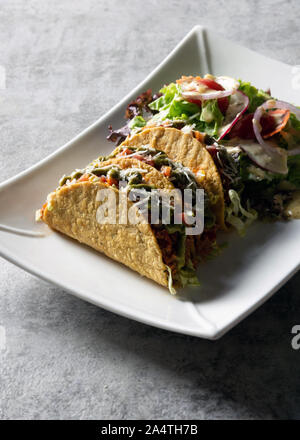 Mexikanisches Taco, Fleisch, lecker, Rinderhack Tacos Schalen mit Salat Stockfoto