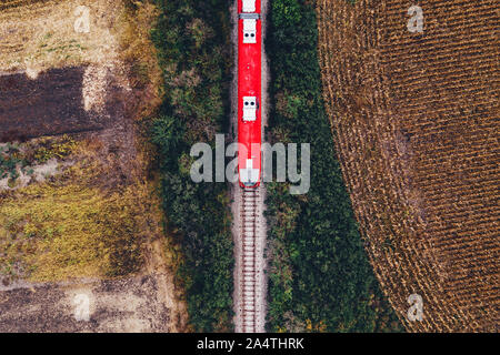 Luftaufnahme von Personenzug auf Bahnhöfen durch Herbst Landschaft Landschaft, Ansicht von oben von drohne pov Stockfoto