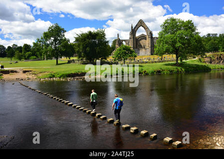 Bolton Abbey und die Trittsteine über den River Wharfe Stockfoto
