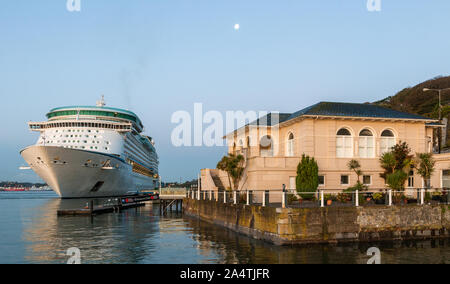 Cobh, Cork, Irland. 16. Oktober, 2019. Kreuzfahrtschiff Explorer der Meere gebunden an ihrem Liegeplatz oberhalb der Sirius Arts Center in Cobh, Co Cork, Irland. - Gutschrift; David Creedon/Alamy leben Nachrichten Stockfoto