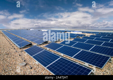 Auf dem Dach des Geschäftshauses installiert Photovoltaikanlage Stockfoto