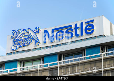 Frankfurt, Hessen / Deutschland - 17. September 2019 Logo in der Zentrale der Nestlé Deutschland AG in Frankfurt Niederrad Stockfoto