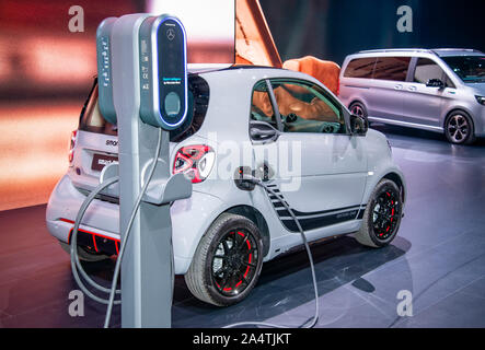 Frankfurt, Hessen / Deutschland - 13. September 2019 Elektro-smart an der Ladestation auf dem Mercedes-Benz-Messestand während der IAA in Frankfurt Stockfoto