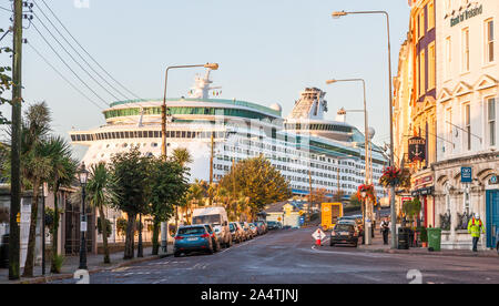 Cobh, Cork, Irland. 16. Oktober, 2019. Blick auf den Ort, an dem die Westboune Kreuzfahrtschiff Explorer der Meere an der Deep Water Quay in Cobh, Co Cork, Irland im Hafen liegt. - Gutschrift; David Creedon/Alamy leben Nachrichten Stockfoto