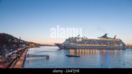 Cobh, Cork, Irland. 16. Oktober, 2019. Kreuzfahrtschiff Explorer der Meere tun einen Wendepunkt Manöver vor Liegeplätze in Cobh, Co Cork, Irland. -- Kredit; David Creedon/Alamy leben Nachrichten Stockfoto