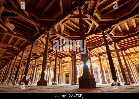 Alte geschnitzt aus Holz spalten in Djuma Moschee Altstadt Chiwa, Itchan-Kala, Chiwa, Usbekistan, in Zentralasien Stockfoto