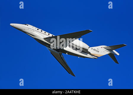 Deutsche registrierte Cessna 750 X D-BEAR verlassen Inverness Dalcross Flughafen in die schottischen Highlands, Großbritannien. Stockfoto