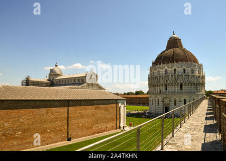 Aussicht von der berühmten Piazza dei Miracoli mit dem Baptisterium des Hl. Johannes aus dem Übergang von der alten Stadtmauer von Pisa, Toskana, Italien Stockfoto