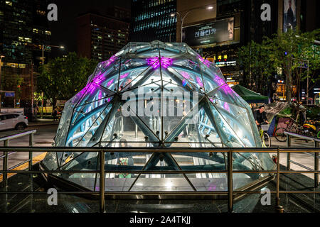 Seoul Korea, 26. September 2019: Seoul Gangnam U-Bahn station Eingang Rückseite in der Nacht in Seoul Südkorea beleuchtet Stockfoto