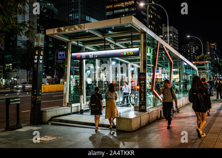 Seoul Korea, 26. September 2019: GANGNAM U-Bahnstation Eingang bei Nacht mit Menschen in Seoul, Südkorea Stockfoto