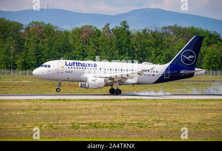 Frankfurt, Hessen / Deutschland - 19.05.2019 Flugzeug der Lufthansa (Airbus A319-100-D-AILK) auf der Start- und Landebahn im Nordwesten des Flughafens Frankfurt am Main. Stockfoto