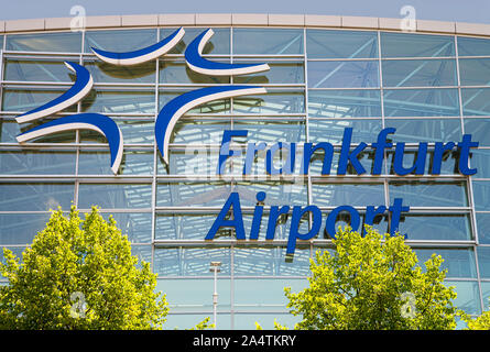 Frankfurt, Hessen / Deutschland - 21. Juli 2019 Fraport Logo im Terminal 2 des Flughafens Frankfurt am Main. Stockfoto