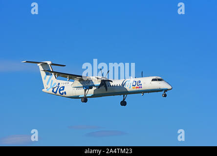 Die regelmäßige Flybe Flug von Birmingham am Ansatz zum Flughafen Inverness in den schottischen Highlands. Stockfoto