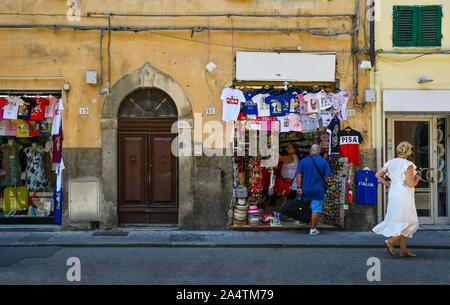 Street View mit Souvenirläden für Touristen in einem antiken Gebäude im historischen Zentrum der berühmten Stadt Pisa im Sommer, Toskana, Italien Stockfoto