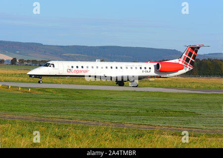 Eine Embraer ERJ 145 twin vierstrahligen Jet in Inverness Flughafen ankommen. Stockfoto