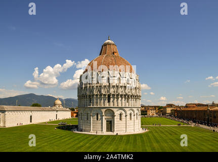 Panoramablick von der berühmten Piazza dei Miracoli in der Altstadt von Pisa mit dem Baptisterium des Hl. Johannes in einem sonnigen Sommertag, Toskana, Italien erhöhten Stockfoto