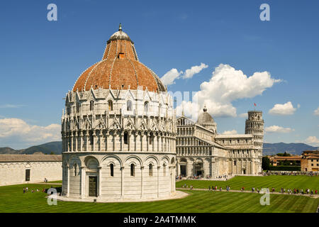 Erhöhte, Panoramablick auf der berühmten Piazza dei Miracoli in Pisa mit dem Baptisterium des Hl. Johannes, der Kathedrale und den Schiefen Turm von Pisa, Toskana, Italien