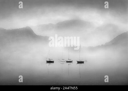 Nebel Sonnenaufgang über dem See Ullswater in Schwarzweiß Stockfoto