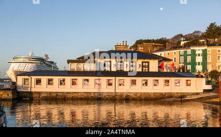 Cobh, Cork, Irland. 16. Oktober, 2019. Das Haupttor der ehemaligen White Star Line Büros. Jetzt ein Restaurant der ehemaligen White Star Line Büros wo Stockfoto