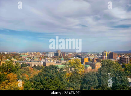 Luftaufnahme von Montreal Downtown mit Orangenbäumen im Herbst in Québec, Kanada Stockfoto