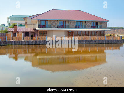 Blick auf rustikale Resort mit Reflexion in der See Stockfoto