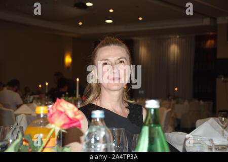 Portrait der reifen Frau im Restaurant Stockfoto