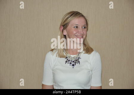 Portrait der junge blonde Frau, gegen die monochromen Hintergrund Stockfoto