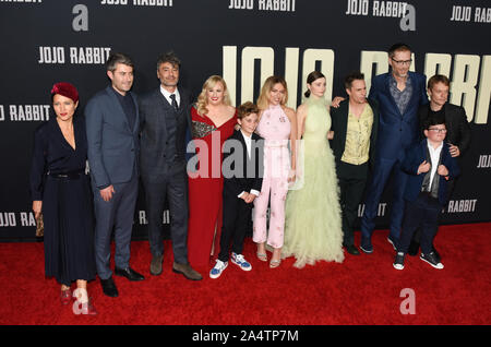 Oktober 15, 2019, Hollywood, Kalifornien, USA: (L-R) Chelsea Winstanley, Carthew Neal, Taika Waititi, Rebel Wilson, römische Griffin Davis, Scarlett Johansson, thomasin McKenzie, Sam Rockwell, Stephen Merchant, Archie Yates und Alfie Allen die Premiere von Fox Suchscheinwerfer 'besucht'' Jojo Kaninchen" (Bild: © Billy Bennight/ZUMA Draht) Stockfoto