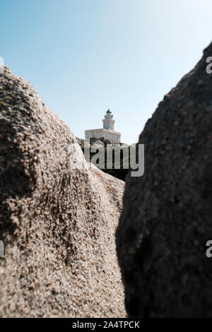 Capo Testa Leuchtturm und schroffen Granitfelsen und die Küste, Santa Teresa di Gallura, Olbia-Tempio, an der Nordküste von Sardinien, Italien. Stockfoto