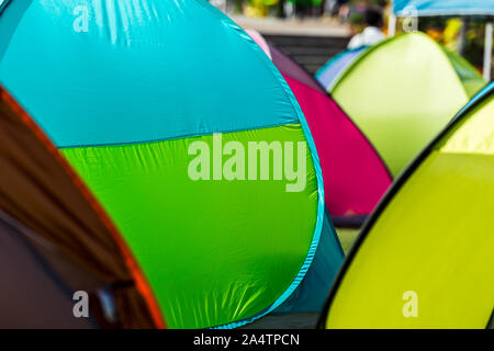 Bunte camp Zelte auf einem Campingplatz. Stockfoto