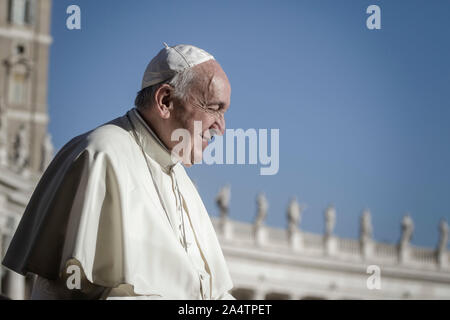 Vatikan, Vatikan. 16. Oktober, 2019. Papst Franziskus führt die Generalaudienz auf dem Petersplatz. Credit: Giuseppe Ciccia/Alamy leben Nachrichten Stockfoto