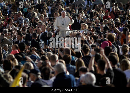 Vatikan, Vatikan. 16. Oktober, 2019. Papst Franziskus führt die Generalaudienz auf dem Petersplatz. Credit: Giuseppe Ciccia/Alamy leben Nachrichten Stockfoto