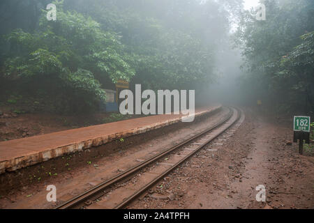 20 Jun 2007 - Aman Lodge Bahnhof 800.120 MSL Neral - Matheran Hill Eisenbahn in; Western Ghats. Maharashtra INDIEN Stockfoto