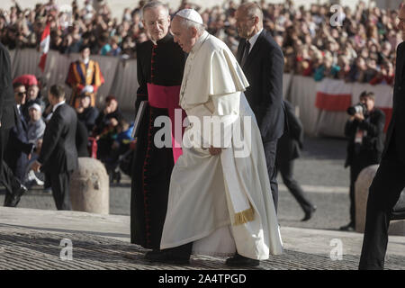 Vatikan, Vatikan. 16. Oktober, 2019. Papst Franziskus führt die Generalaudienz auf dem Petersplatz. Credit: Giuseppe Ciccia/Alamy leben Nachrichten Stockfoto