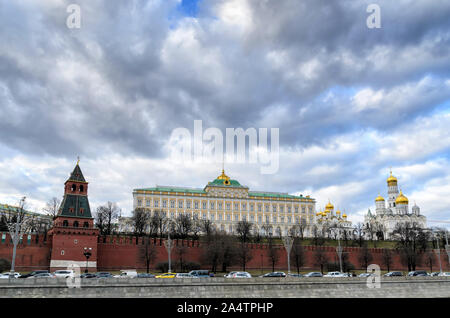 MOSKAU, RUSSLAND - MÄRZ 11,2014: Blick auf den Großen Kreml-Palast und die große Glocke Iwan. Moskau. Stockfoto