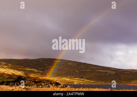 Regenbogen im Herbst Kolkoy Tundra auf der Halbinsel. Region Murmansk, Russland. Stockfoto