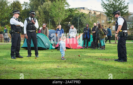London, Großbritannien. 15. Oktober 2019. 2 Jährige Demonstrant, Tendai, spielt als Aussterben Rebellion Protest im Vauxhall Gärten von der Polizei geschlossen ist. Quelle: Thomas Bowles/Alamy leben Nachrichten Stockfoto