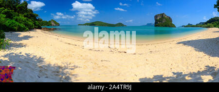 Panorama von einer reinen verlassenen Strand in Thailand. Stockfoto