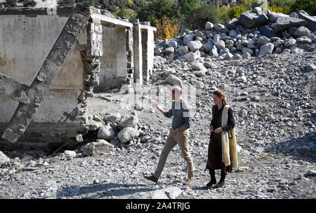 Der Herzog und die Herzogin von Cambridge Spaziergang zwischen Flut beschädigt Ruinen in Chitral Bumburet Dorf im Bezirk von Khyber-Pakhunkwa Provinz in Pakistan am dritten Tag der königlichen Besuch. Stockfoto