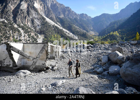 Der Herzog und die Herzogin von Cambridge Spaziergang zwischen Flut beschädigt Ruinen in Chitral Bumburet Dorf im Bezirk von Khyber-Pakhunkwa Provinz in Pakistan am dritten Tag der königlichen Besuch. Stockfoto