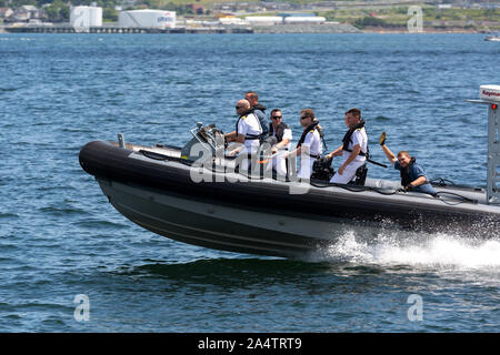 Kanada, Halifax. Nova Scotia. Hafen Wasserfront. Kanadische Marine Offiziere segeln Rippe Handwerk in den Hafen von Halifax. Stockfoto