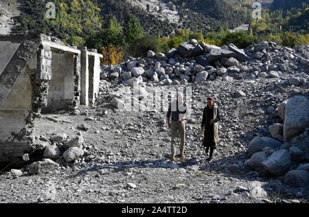 Der Herzog und die Herzogin von Cambridge Spaziergang zwischen Flut beschädigt Ruinen in Chitral Bumburet Dorf im Bezirk von Khyber-Pakhunkwa Provinz in Pakistan am dritten Tag der königlichen Besuch. PA-Foto. Bild Datum: Mittwoch, den 16. Oktober 2019. Siehe PA Geschichte ROYAL Tour. Photo Credit: Neil Hall/PA-Kabel Stockfoto