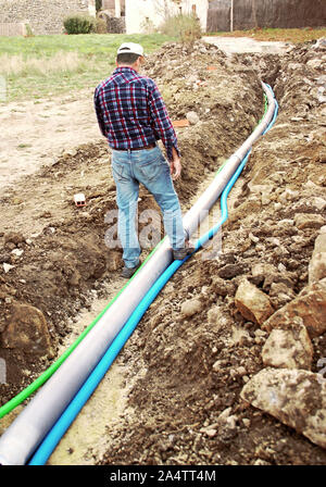 Festlegung der verschiedenen Verbindungen in einem Haus graben. Stockfoto