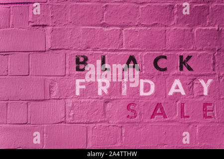 "Schwarzer Freitag" Text auf einem rosa Wand Stockfoto