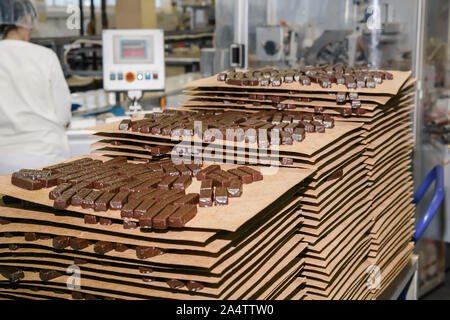 Frisch zubereitete Schokolade im Shop der Süßwarenfabrik Stockfoto
