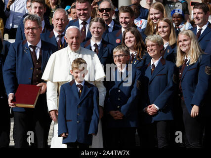 Aus dem Vatikan, 16. Oktober 2019. Papst Franziskus stellt mit einer Gruppe von deutschen Musikern am Ende der Generalaudienz auf dem Petersplatz. © Riccardo De Luca UPDATE BILDER/Alamy Leben Nachrichten AUSSCHLIESSLICH FÜR DIE REDAKTIONELLE VERWENDUNG Credit: Update Bilder/Alamy leben Nachrichten Stockfoto