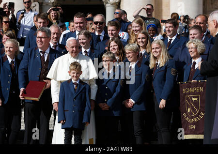 Aus dem Vatikan, 16. Oktober 2019. Papst Franziskus stellt mit einer Gruppe von deutschen Musikern am Ende der Generalaudienz auf dem Petersplatz. © Riccardo De Luca UPDATE BILDER/Alamy Leben Nachrichten AUSSCHLIESSLICH FÜR DIE REDAKTIONELLE VERWENDUNG Credit: Update Bilder/Alamy leben Nachrichten Stockfoto