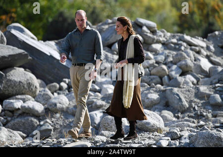 Der Herzog und die Herzogin von Cambridge Spaziergang zwischen Flut beschädigt Ruinen in Chitral Bumburet Dorf im Bezirk von Khyber-Pakhunkwa Provinz in Pakistan am dritten Tag der königlichen Besuch. Stockfoto