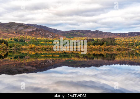 15. Oktober 2019. Loch Alvie, Aviemore, Highlands, Schottland, UK. Dies ist Loch Alvie spiegeln die Farben des Herbstes in den letzten Stunden des Tageslichts. Stockfoto