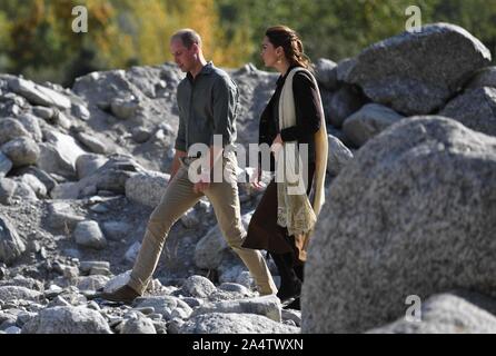 Der Herzog und die Herzogin von Cambridge Spaziergang zwischen Flut beschädigt Ruinen in Chitral Bumburet Dorf im Bezirk von Khyber-Pakhunkwa Provinz in Pakistan am dritten Tag der königlichen Besuch. PA-Foto. Bild Datum: Mittwoch, den 16. Oktober 2019. Siehe PA Geschichte ROYAL Tour. Photo Credit: Neil Hall/PA-Kabel Stockfoto